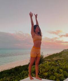 Priyanka Chopra: બીચ પર બિકીની પહેરીને મસ્તી કરતી જોવા મળી પ્રિયંકા, પતિ નિક અને પુત્રી સાથે કરી નવા વર્ષની ઉજવણી