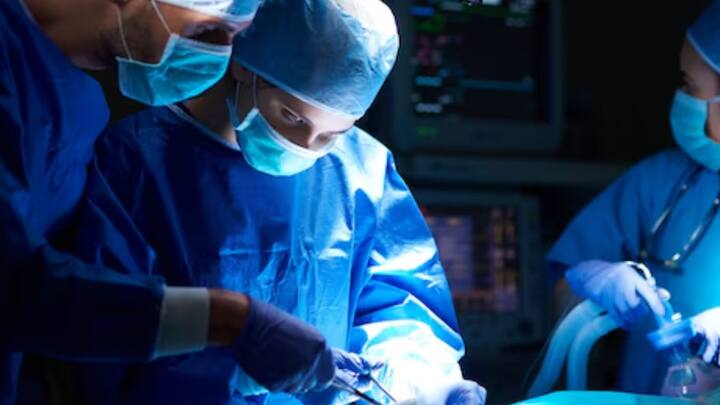 পৃথিবীতে এমন অনেক কিছুই ঘটে, যা বিশ্বাসযোগ্য বলে ঠেকে না। আবার তথ্যপ্রমাণ থাকলেও, অনেক সময় সত্য মেনে নেওয়া যায় না। চিকিৎসা বিজ্ঞানের দুনিয়াতেও অহরহ এমন ঘটে। তাই বলে রোগীর ক্যান্সার টিউমার নিজের শরীরে প্রতিস্থাপন করে ফেলবেন চিকিৎসক?