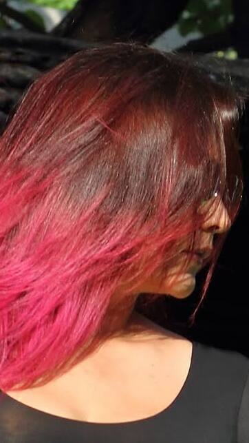 आधा दर्जन बॉयफ्रेंड, बिना कपड़ों के फोटोशूट, पिता संग स्मूच कर बटोरी सुर्खियां