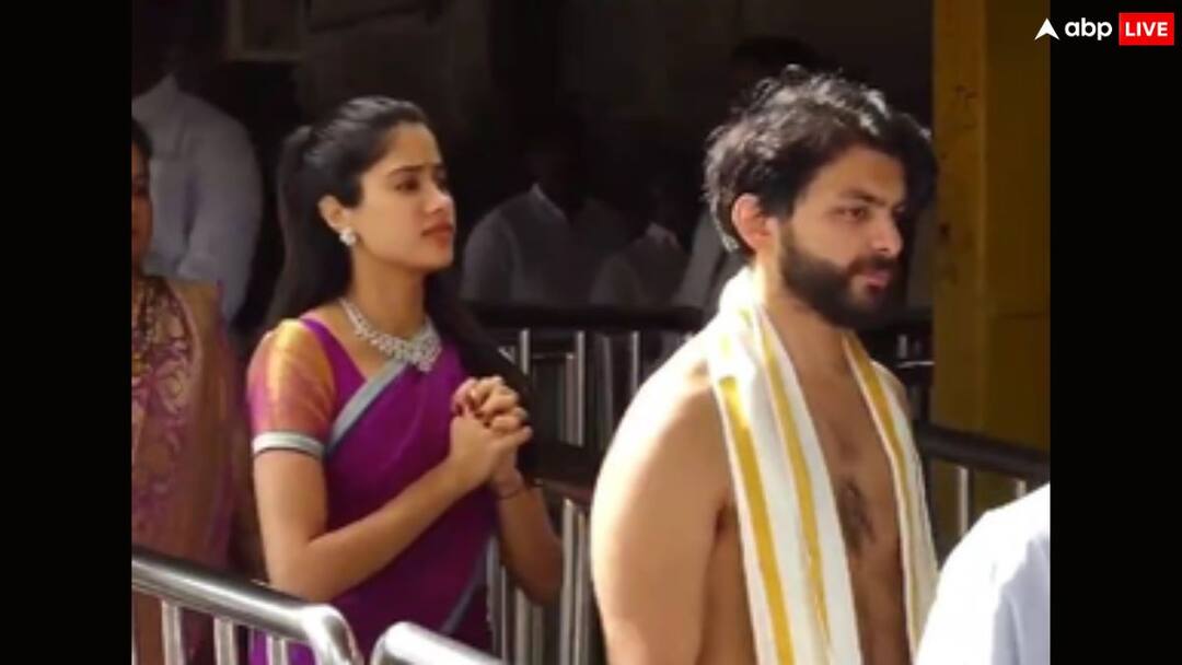 janhvi kapoor with boyfriend shikhar pahariya offers prayers at tirupati temple जाह्नवी कपूर ने किए तिरुपति मंदिर में भगवान वेंकटेश्वर के दर्शन, बॉयफ्रेंड शिखर पहाड़िया भी थे साथ