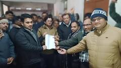 अलीगढ़: लेखपालों का धरना प्रदर्शन, एंटी करप्शन टीम पर लगाया आरोप, कहा- 'जानबूझकर निशाना बनाया'