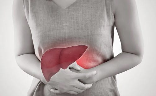 ફેટી લીવર પેટમાં દુખાવો, સોજો અને અસ્વસ્થતાનું કારણ બની શકે છે. લીવરની સમસ્યાના કારણે પેટમાં સતત દુખાવો રહે છે.  કેટલાક કિસ્સાઓમાં, ફેટી લીવર ત્વચા અને આંખોના પીળાશનું કારણ બની શકે છે. તેને કમળો  કહે છે.