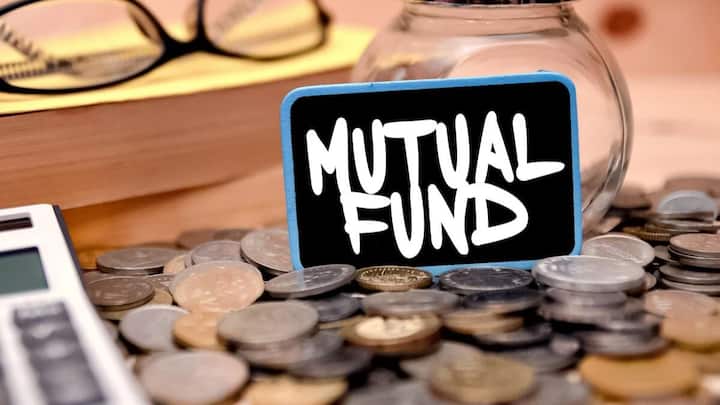 अगर आपको भविष्य में बच्चों की पढ़ाई के लिए फंड इकट्ठा करना है. तो आप मंथली एसआईपी कर सकते हैं. इसके लिए सबसे पहले आपको एक अच्छा सा म्युचुअल फंड तलाश करना है. इसके बाद आपको हर महीने 5,500 रुपये के एसआईपी के तौर पर जमा करने हैं.