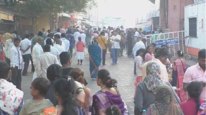 विठ्ठल मंदिर परिसरातील अतिक्रमणामुळे मंदिराचा श्वास कोंडू लागलाय.