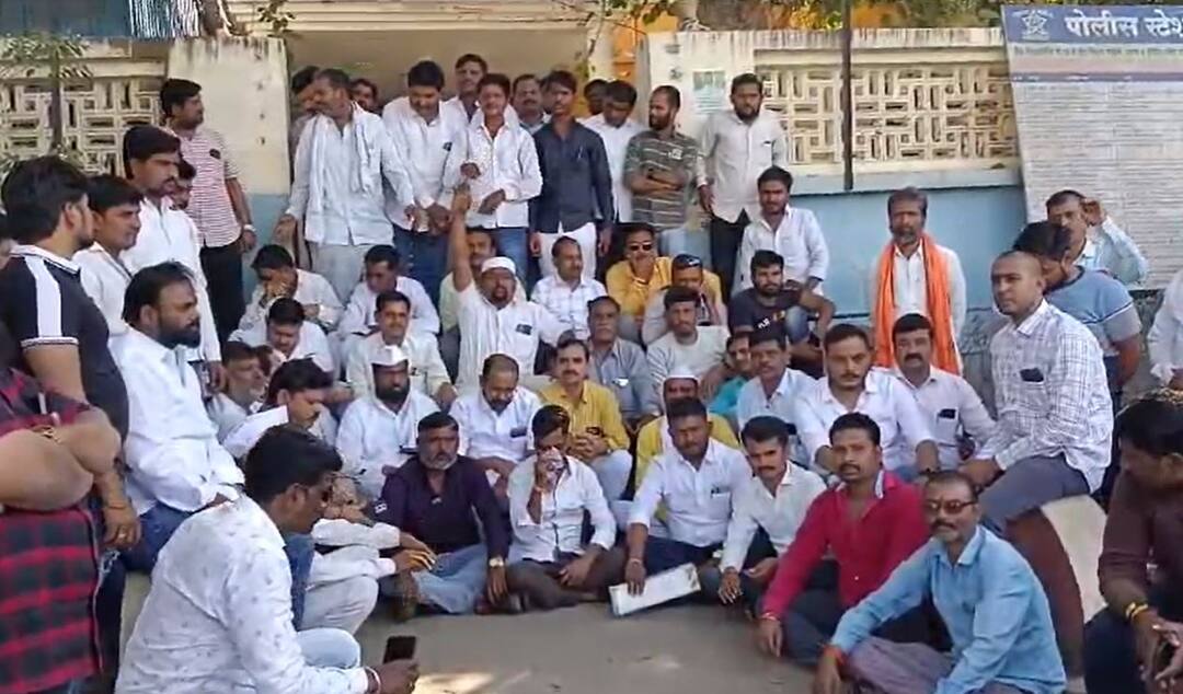 Dhananjay Munde supporters filed a complaint at Beed Shivajinagar police station demanding that a case be registered against Anjali Damania and Manoj Jarange Patil अंजली दमानियांसह मनोज जरांगेंवर गुन्हा दाखल करा, धनंजय मुंडेंचे समर्थक पोलीस ठाण्यात दाखल