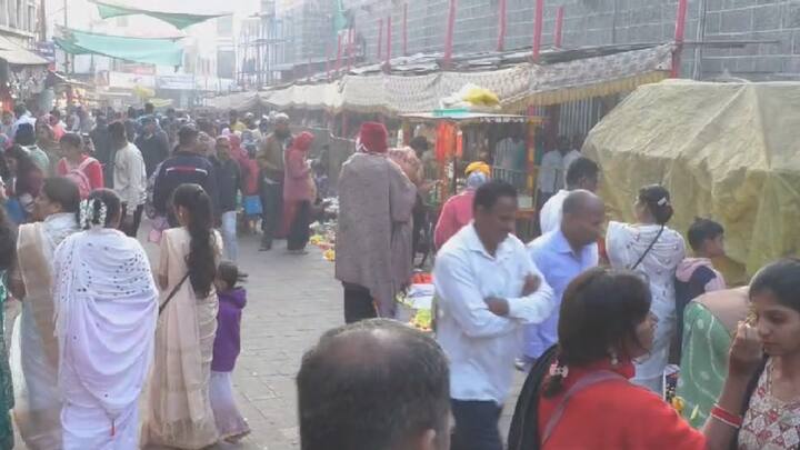 मात्र मंदिर परिसरात होत असलेल्या अतिक्रमणामुळे आहे हाच रस्ता भाविकांना चालायला अपुरा पडू लागला आहे.