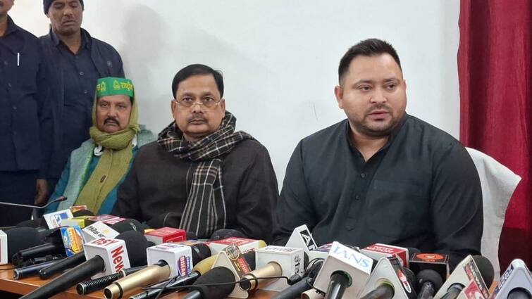 bihar rjd leader Tejashwi Yadav targeted Nitish Kumar Pragati Yatra during samvad yatra ann मुझे पता है कौन है डायरेक्टर और प्रोड्यूसर...? मोतिहारी में सीएम नीतीश और PK पर एक साथ बरसे तेजस्वी यादव