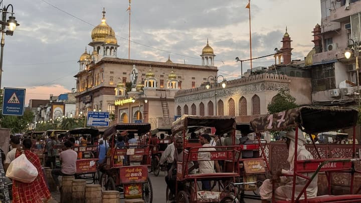 Chandni chowk: Though most people ply the stalls for breakfast, come winter they also dole out a hot, sweet gajar ka halwa which no visitors can resist. (Image Source: Twitter/ Deexshitpost)