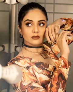 Sreemukhi : బుల్లిగౌన్​లో లెదర్ బూట్లతో స్టైలిష్​గా ముస్తాబైన శ్రీముఖి.. బుల్లితెర ఫ్యాషన్ ఐకాన్​లా ఉంది కదూ