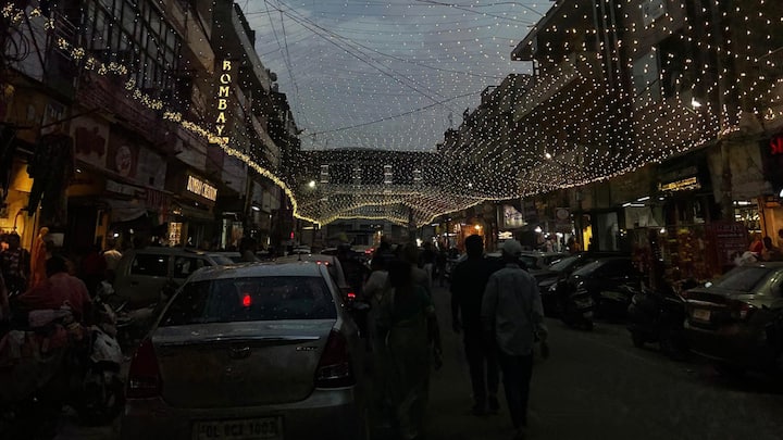 Kamla nagar:  Although they have many savoury snacks and vadas that steal the show, their winter favourite is the gajar halwa. (Image Source: Twitter/ okaieecool)
