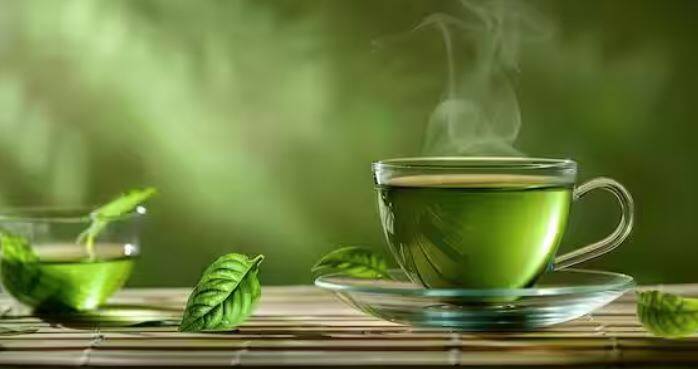 ਗ੍ਰੀਨ ਟੀ ਪੀਣ ਨਾਲ ਭਾਵੇਂ ਸਵਾਦ ਨਾ ਲੱਗੇ ਪਰ ਇਹ ਸਿਹਤ ਲਈ ਫਾਇਦੇਮੰਦ ਹੈ। ਹਾਲ ਹੀ ਦੇ ਸਾਲਾਂ ਵਿੱਚ ਖੋਜ ਨੇ ਇਹ ਖੁਲਾਸਾ ਕੀਤਾ ਹੈ ਕਿ ਗ੍ਰੀਨ ਟੀ ਕੈਂਸਰ ਦੇ ਜੋਖਮ ਨੂੰ ਘਟਾ ਸਕਦੀ ਹੈ. ਗ੍ਰੀਨ ਟੀ ਐਂਟੀਆਕਸੀਡੈਂਟਸ ਨਾਲ ਭਰਪੂਰ ਹੁੰਦੀ ਹੈ