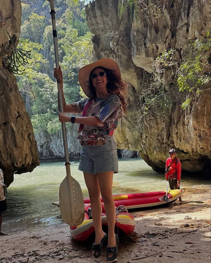 2010 ஆம் ஆண்டு ஆண்டனி தட்டில் தனது காதலை வெளிப்படுத்தியிருக்கிறார். பின்னர் 2016 ஆம் ஆண்டு காதலை தீவிரப்படுத்தியுள்ளனர். அப்போது கீர்த்தி சுரேஷிற்கு தங்க மோதிரத்தை பரிசாக கொடுத்துள்ளார்.