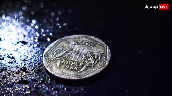 अब सवाल ये है कि आजादी के बाद आरबीआई ने पहला नोट कौन सा नोट जारी किया गया था. बता दें कि आजाद भारत का पहला करेंसी नोट 1 रुपया रिजर्व बैंक द्वारा साल 1949 में जारी किया गया था. उस समय 1 रुपया के नोट पर किंग जॉर्ज के चित्र की जगह सारनाथ से अशोक स्तंभ के लॉयन कैपिटल का प्रतीक छपा था.