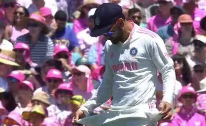 ਸਿਡਨੀ ਟੈਸਟ 'ਚ ਵਿਰਾਟ ਕੋਹਲੀ ਨੇ ਸੈਂਡਪੇਪਰ ਵਾਲੀ ਘਟਨਾ ਦੀ ਨਕਲ ਕਰਕੇ ਆਸਟ੍ਰੇਲੀਆਈ ਦਰਸ਼ਕਾਂ ਦਾ ਮਨੋਰੰਜਨ ਕੀਤਾ। 2018 ਵਿੱਚ, ਆਸਟਰੇਲੀਆ ਦੇ ਕੈਮਰਨ ਬੈਨਕ੍ਰਾਫਟ ਨੂੰ ਰੇਤ ਦੇ ਪੇਪਰ ਨਾਲ ਗੇਂਦ ਨਾਲ ਛੇੜਛਾੜ ਕਰਦੇ ਪਾਇਆ ਗਿਆ ਸੀ। ਕੋਹਲੀ ਨੇ ਬੈਨਕ੍ਰਾਫਟ ਨੂੰ ਬਿਲਕੁਲ ਇਸੇ ਤਰ੍ਹਾਂ ਨਕਲ ਕੀਤਾ।