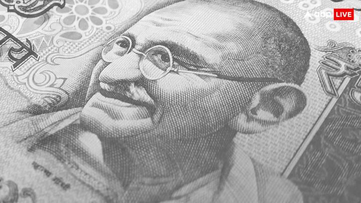 वहीं रिजर्व बैंक ऑफ इंडिया ने पहली बार साल 1969 में स्मरण के तौर पर गांधी जी की तस्वीर वाले 100 रुपये के नोट जारी किये थे. जिसके बाद से भारतीय नोटों पर गांधी जी की तस्वीरों को छापा जा रहा है.