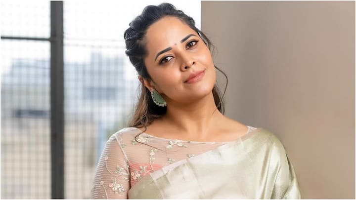 Anasuya Bharadwaj Latest Photos : అనసూయ భరద్వాజ్ తన లేటెస్ట్ ఫోటోలను ఇన్​స్టాలో షేర్ చేసింది. చీరకట్టులో అందంగా ముస్తాబై.. నువ్వు నాకు నచ్చావ్ లిరిక్స్​తో తన బాధ చెప్పుకుంటుంది.