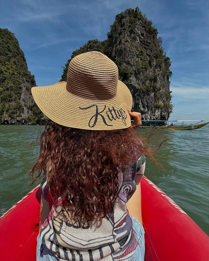 தாய்லாந்தில் உள்ள ஃபூகெட் தீவில் ஹனிமூன் கொண்டாடி வருகிறார். இது தொடர்பான புகைப்படம் மற்றும் வீடியோக்களை கீர்த்தி சுரேஷ் சற்று முன் தான் தனது அதிகாரப்பூர்வ இணையதளத்தில் பதிவிட்டுள்ளார். அதில், 2025 ஆம் ஆண்டு ஆங்கில புத்தாண்டை இருவரும் ஒன்றாக கொண்டாடி மகிழ்ந்துள்ளனர். படகு சவாரி, இளநீர் அருந்துவது, ஹெல்மெட் அணிந்து கொண்டு பைக் ரைடு, சாப்பாடு, டின்னர், பீச், இரவு தூக்கம் என்று வெரைட்டி வெரைட்டியாக எடுத்த புகைப்படங்கள், வீடியோக்களை இன்ஸ்டாவில் பதிவிட்டுள்ளார்.