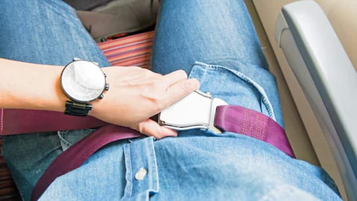 लेकिन फ्लाइट के झगड़े, जमीनी झगड़ों से जरा हटकर और अलग होते है. हाल ही में यूनाइटेड एयरलाइन में हुए दो यात्रियों के झगड़े में शख्स ने अपने ही सहयात्री पर पेशाब कर दिया.