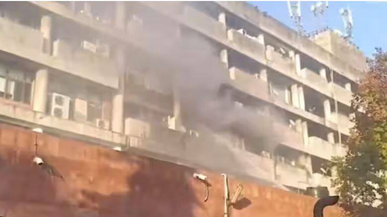 Fire breaks out on the third floor of the Mini Secretariat fire brigade vehicles reach the spot Chandigarh News: ਮਿੰਨੀ ਸਕੱਤਰੇਤ ਦੀ ਤੀਜੀ ਮੰਜ਼ਿਲ 'ਤੇ ਲੱਗੀ ਅੱਗ, ਮੌਕੇ 'ਤੇ ਪੁੱਜੀਆਂ ਫਾਇਰ ਬ੍ਰਿਗੇਡ ਦੀਆਂ ਗੱਡੀਆਂ