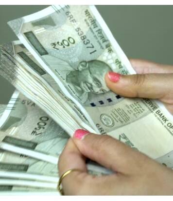 19ਵੀਂ ਕਿਸ਼ਤ ਕਦੋਂ ਜਾਰੀ ਕੀਤੀ ਜਾਵੇਗੀ? ਪ੍ਰਧਾਨ ਮੰਤਰੀ-ਕਿਸਾਨ ਯੋਜਨਾ ਤਹਿਤ ਕਿਸਾਨਾਂ ਨੂੰ ਹਰ ਚਾਰ ਮਹੀਨੇ ਬਾਅਦ ਇੱਕ ਕਿਸ਼ਤ ਦਿੱਤੀ ਜਾਂਦੀ ਹੈ। ਕਿਉਂਕਿ ਅਕਤੂਬਰ ਵਿੱਚ 18ਵੀਂ ਕਿਸ਼ਤ ਜਾਰੀ ਕੀਤੀ ਗਈ ਸੀ, ਇਸ ਲਈ 19ਵੀਂ ਕਿਸ਼ਤ ਜਨਵਰੀ 2024 ਦੇ ਆਖਰੀ ਹਫ਼ਤੇ ਜਾਰੀ ਕੀਤੀ ਜਾ ਸਕਦੀ ਹੈ। ਇਸ ਸਮੇਂ ਲਾਭਪਾਤਰੀਆਂ ਦੀ ਸੂਚੀ ਬਣਾਉਣ ਦੀ ਪ੍ਰਕਿਰਿਆ ਚੱਲ ਰਹੀ ਹੈ ਅਤੇ ਇਹ ਯਕੀਨੀ ਬਣਾਇਆ ਜਾ ਰਿਹਾ ਹੈ ਕਿ ਇਸ ਸਕੀਮ ਦਾ ਲਾਭ ਕੇਵਲ ਯੋਗ ਅਤੇ ਨਿਯਮ ਅਨੁਸਾਰ ਕਿਸਾਨਾਂ ਨੂੰ ਹੀ ਮਿਲੇ।