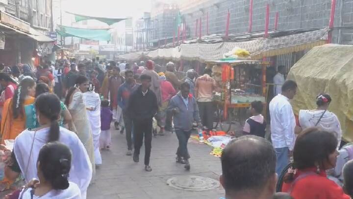 यातच मंदिर परिसरात मोकाट स्वान आणि इतर जनावरे फिरत असल्याने भाविकांना मंदिरापर्यंत पोचणे म्हणजे एक मनस्ताप बनू लागला आहे.