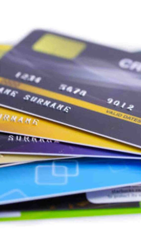 किन लोगों का कभी नहीं बनता क्रेडिट कार्ड?