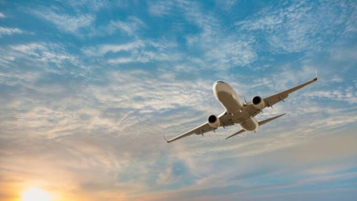 न्यूयॉर्क पोस्ट की रिपोर्ट के मुताबिक, जेरोम गुटियरेज, जो बिजनेस क्लास में यात्रा कर रहे थे, इस पेशाब वाली घटना के शिकार हो गए. शख्स की सौतेली बेटी ने बताया कि एक सहयात्री अचानक मेरे फादर पर पेशाब करने लगा.