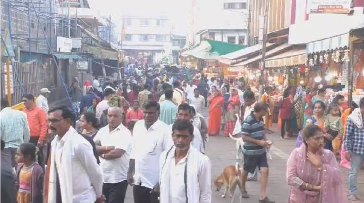 पोलीस प्रशासन पालिका प्रशासन आणि मंदिर प्रशासन याकडे जाणीवपूर्वक काना डोळा करते आहे असे चित्र आहे.