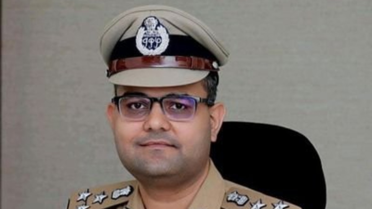 यूपी में देर रात दो IPS अफसरों का तबादला, DIG वैभव कृष्ण को प्रयागराज महाकुंभ की जिम्मेदारी