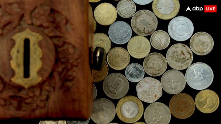 वहीं भारतीय रिजर्व बैंक ने अपनी स्थापना के तीन साल बाद साल 1938 की जनवरी में पहली बार 5 रुपये का करेंसी नोट जारी किया था. इस नोट पर ‘किंग जॉर्ज VI’ की तस्वीर प्रिंट हुई थी. बता दें कि उस समय आरबीआई के दूसरे गवर्नर जेम्स ब्रेड टेलर थे.