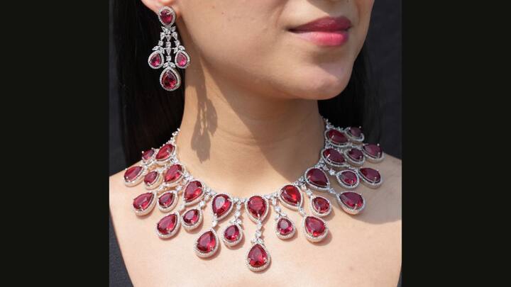 5. Statement Jewellery For A Glamorous Touch: Adornments can greatly enhance the ethnic attire; the winter season is most suitable for such pieces. Big earrings, chunky necklaces, and embellished bangles are a few examples of oversized jewellery that can be worn to grab attention instead of heavy winter wear. Drape yourself in warm, sumptuous clothing and complete the look with a dark emerald, ruby, or sapphire to accentuate the winter vibe. (Image Source: Pinterest/etsy_de)