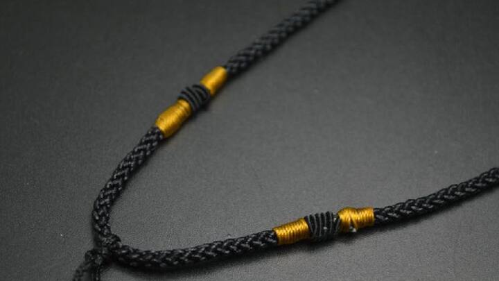 मनगटात काळा धागा बांधल्यानं आयुष्यात प्रगतीचा मार्ग सोपा होतो, आत्मविश्वास वाढतो आणि यशस्वी होण्यासाठी संधी मिळते.