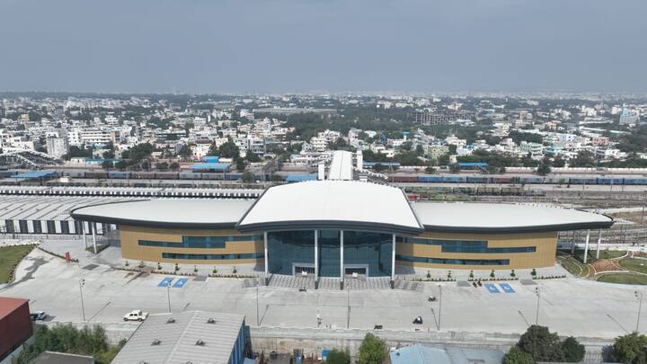 రూ.430 కోట్లతో అత్యాధునిక హంగులతో దీన్ని అభివృద్ధి చేశారు. ఈ నెల 7 నుంచి గుంటూరు - సికింద్రాబాద్ ఎక్స్‌ప్రెస్, సికింద్రాబాద్ - సిర్పూర్ కాగజ్‌నగర్ ఇంటర్‌సిటీ రైళ్లకు అదనపు స్టాపేజ్లు చర్లపల్లి టెర్మినల్‌లో కల్పించబడ్డాయి.