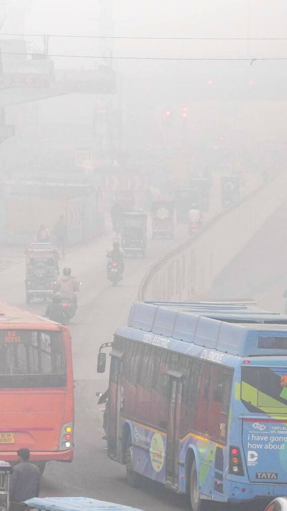 दिल्ली में ठंड के बीच बारिश का अलर्ट, जैकेट के साथ अब छाता भी रखें तैयार