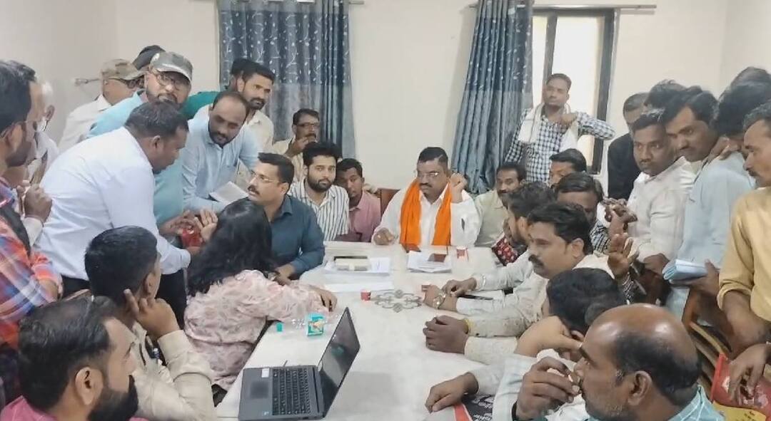 Akola News : भाजप आमदार हरीश पिंपळेंचा रौद्रावतार; विमा कंपनीच्या अधिकार्यांना डांबलं विश्रामगृहात, नेमकं कारण काय? BJP MLA Harish Pimple aggressive over insurance company due to No benefit of Pradhan Mantri Krishi Bima Yojana Akola News maharashtra politics marathi news Akola News : भाजप आमदार हरीश पिंपळेंचा रौद्रावतार; विमा कंपनीच्या अधिकार्यांना डांबलं विश्रामगृहात, नेमकं कारण काय?