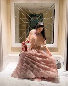 Shalini Passi : सौंदर्य टिकवण्यासाठी दुधाने अंघोळ करते ही हसीना? वयाच्या 49 व्या वर्षीही दिसते अप्रतिम!