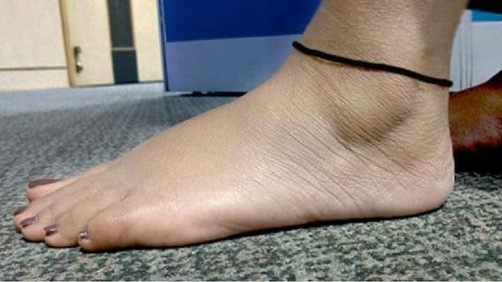 पायात काळा धागा बांधल्यानं नजर लागत नाही आणि वाईट नजरेपासून संरक्षण होतं.