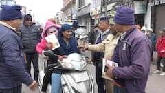 भरतपुर में ट्रैफिक पुलिस की 'गांधीगिरी', हेलमेट नहीं पहनने वाले वाहन चालकों को दिए फूल