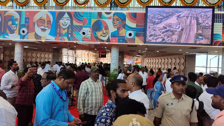 అత్యాధునిక మౌలిక సదుపాయాలతో నిర్మితమైన ఈ శాటిలైట్ టెర్మినల్ ద.మ రైల్వే పరిధిలో ఓ అరుదైన మైలురాయి. ఈ టెర్మినల్ రోజుకు సుమారు 50,000 మంది ప్రయాణికులను నిర్వహించే సామర్థ్యాన్ని కలిగి ఉంది.