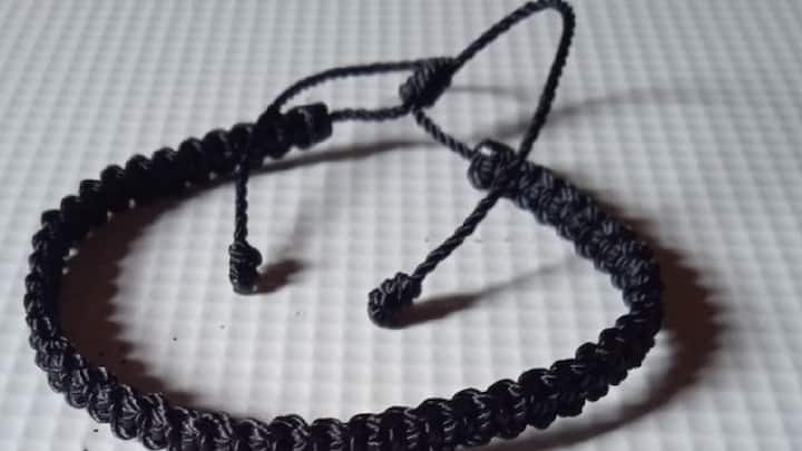 घरात सकारात्मक वातावरण ठेवण्यासाठी घराच्या दरवाजावर काळा धागा बांधावा. त्यामुळे घरात नकारात्मक वातावरण येत नाही आणि घराला नजर लागत नाही.