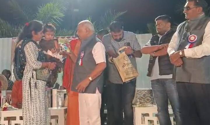 હમણાં હું અને સાહેબ ચિંતા કરતા હતા કે તમારો ઉત્સાહ અને પ્રેમ ખૂબ જ સારો હોય છે પરંતુ એ ઉત્સાહ અને પ્રેમ બંધ મુઠ્ઠીમાં રહે એ બંધ મુઠ્ઠીથી આપણે એકબીજાને સહયોગ કરીએ તો વિશેષ લાભ સમાજને અને રાજ્યના લોકોને પણ મળશે.