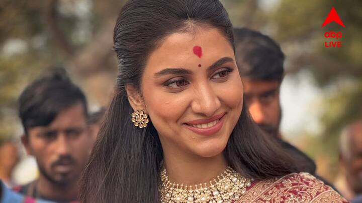 এদিন ১৪০টি প্রদীপ জ্বালান তাঁরা। পুজো দেন মায়ের মন্দিরে। কিন্তু কেন এই পুজো দেওয়ার সিদ্ধান্ত? নিছক কী ছবির প্রচার?