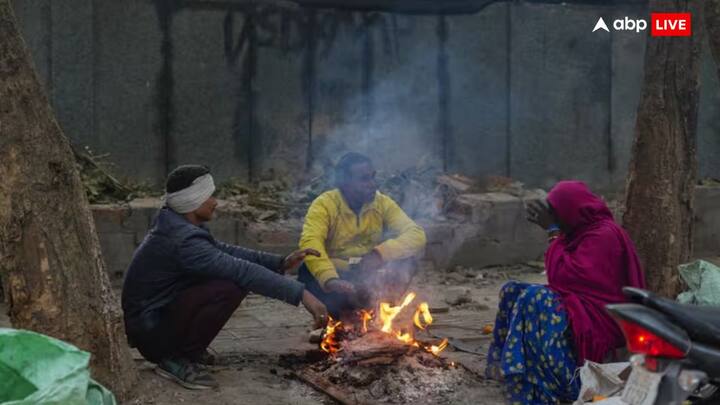 उत्तर प्रदेश में ठंड के साथ कोहरे का प्रकोप जारी है. सुबह और शाम को घना कोहरा छाए रहने की संभावना है जबकि दिन में पश्चिमी हवाएं चलेंगी. अधिकतम तापमान 19°C और न्यूनतम तापमान 9°C तक रह सकता है. मुरादाबाद, संभल, अमरोहा और बिजनौर जैसे जिलों में बारिश होने की संभावना है. पश्चिमी विक्षोभ के चलते उत्तर प्रदेश के कई हिस्सों में तापमान में बदलाव हो सकता है.