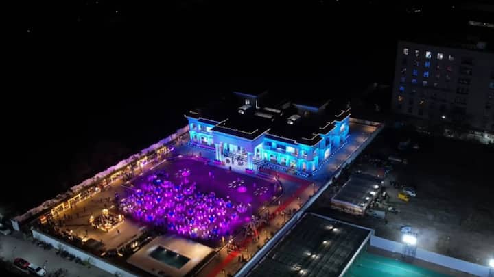 पुण्यात आलिशान महालांची कमतरता नसली, तरी एका आलिशान राजमहलची चर्चा चांगलीच रंगली आहे.