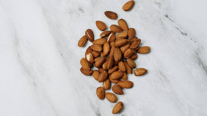 ছবি সূত্র- পিক্সেলস। শীতকালের মূল শারীরিক সমস্যা হল সর্দি, হাঁচি-কাশি, জ্বর। সঙ্গে গলা ব্যথা, নাখ-চোখ থেকে জলা পড়া। এইসব সমস্যা দূর করতে গেলে বাড়াতে হবে ইমিউনিটি, অর্থাৎ শরীরের রোগ প্রতিরোধ ক্ষমতা। তার জন্য রোজ খেতে হবে ২ থেকে ৩টে আমন্ড।