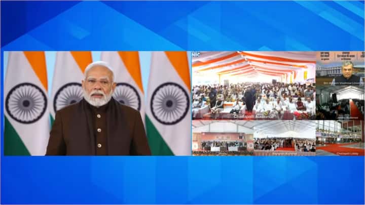 రైల్వే రంగంలో మౌలిక సదుపాయాలకు ప్రాధాన్యం ఇస్తున్నామని ప్రధాని మోదీ తెలిపారు. దేశవ్యాప్తంగా అన్ని ప్రాంతాలకు కనెక్టివిటీ పెంచేలా కృషి చేస్తున్నామన్నారు.