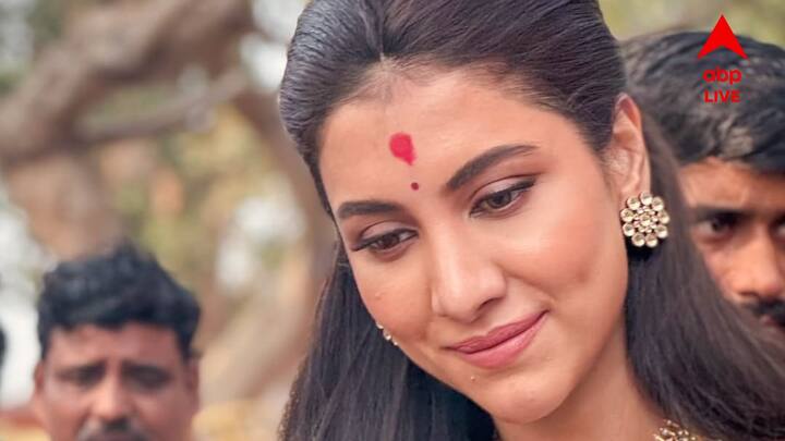 আর সেই হিসেব থেমে গিয়েছে ১৪০ -এ। রামকমল ১৪০ প্রদীপ জ্বালালেন আজ দক্ষিণেশ্বরের গঙ্গায়। সঙ্গে রইলেন পর্দার 'নটি বিনোদিনী' রুক্মিণী মৈত্র (Rukmini Maitra)।