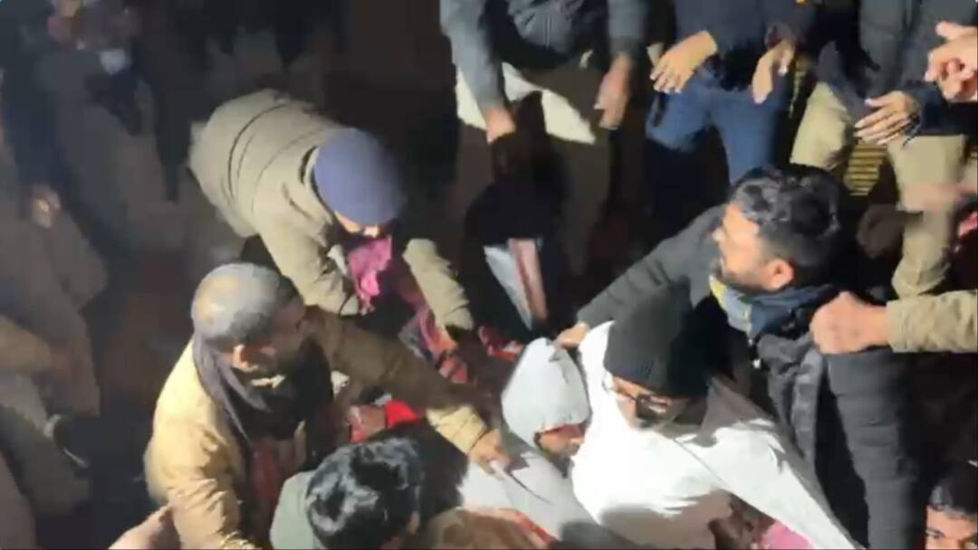 prashant kishor detained Patna Police detained Jan Suraj Chief Prashant Kishor From Gandhi Maidan in Bihar Prashant Kishor Detained: आमरण अनशन पर बैठे प्रशांत किशोर को पुलिस ने जबदस्ती उठाया, थप्पड़ मारने का भी आरोप