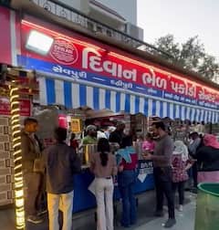 પાણીપુરી ખાતા પહેલા ચેતી જજો! અમદાવાદ દિવાન પકોડીની પાણીપુરીના પાણીમાંથી વંદો નીકળ્યો, એકમ સીલ
