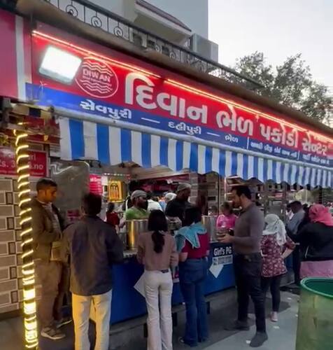 रविवार को हर्ष शाह नाम का युवक जोधपुर इलाके में दीवान पकौड़ी सेंटर पर नाश्ता करने गया था.